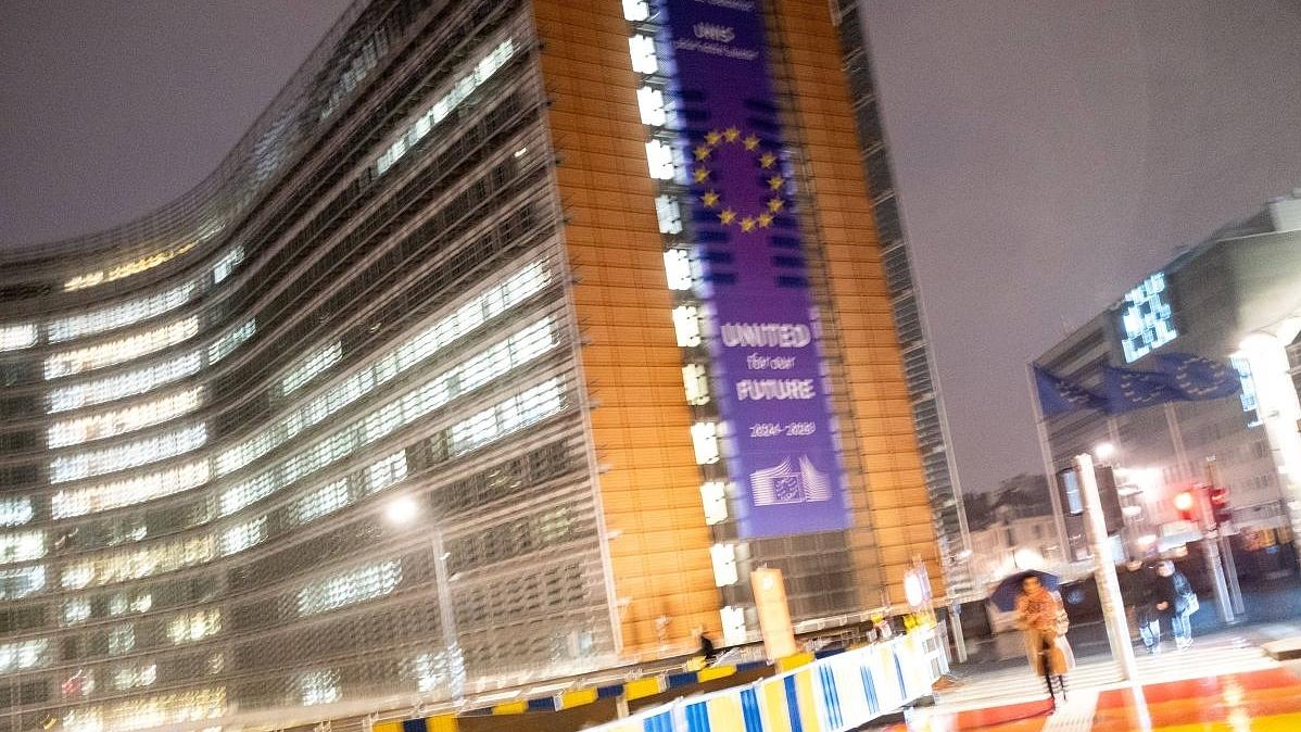 Ursula von der Leyens neue EU-Kommission bei der parlamentarischen Bestätigung, zeigt die Vielfalt der Kommissare und die Präsidentin.