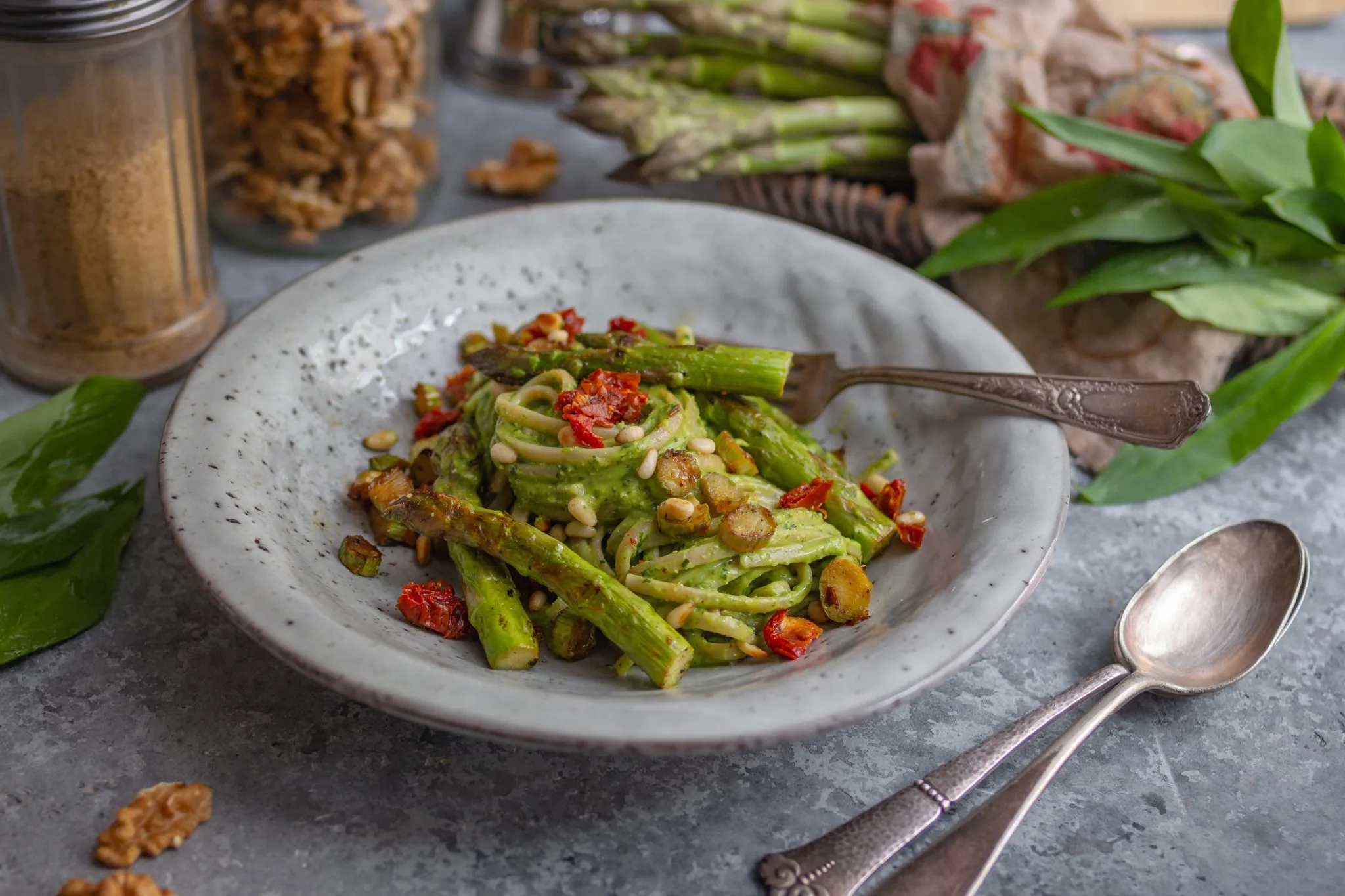 Vegane Spargelpasta mit Bärlauch