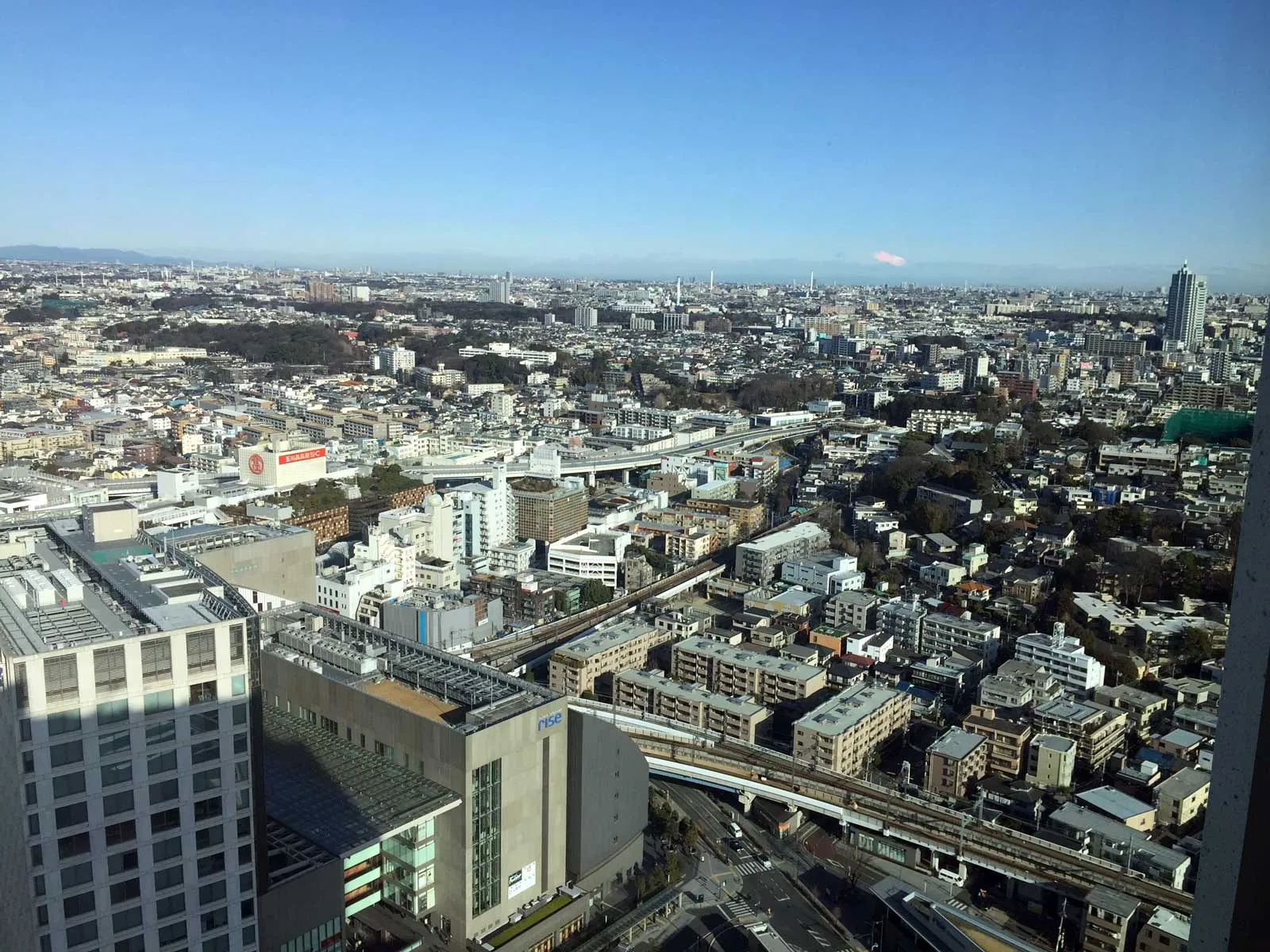 Verkehrskreuzung in Tokio bei Tag
