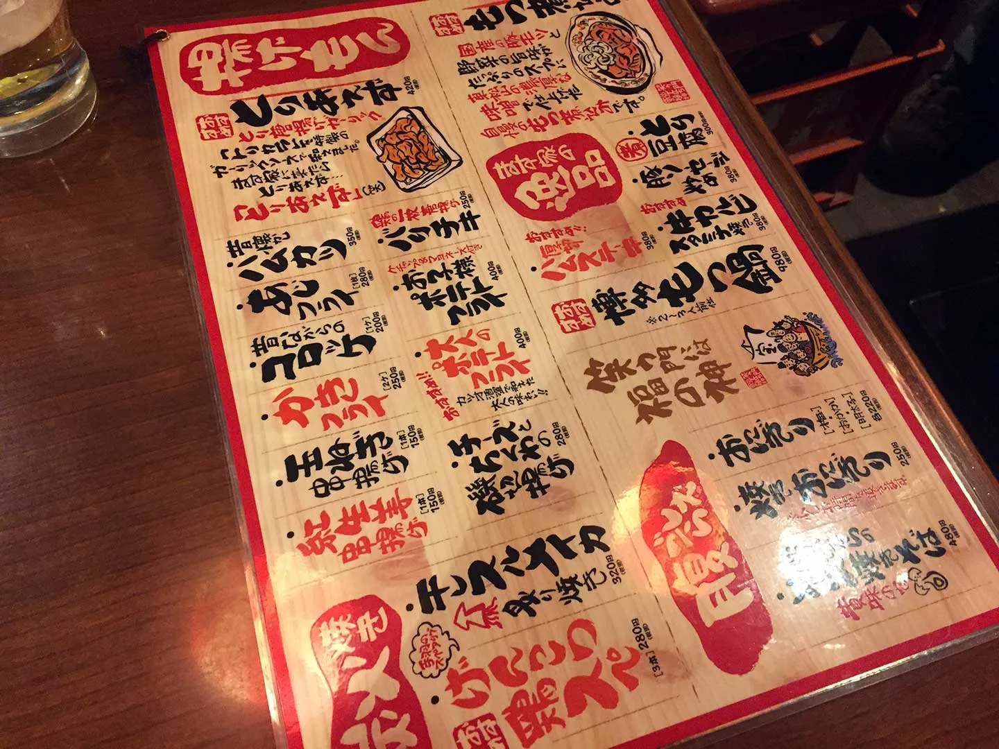 Vielfältige japanische Gerichte auf einem Tisch