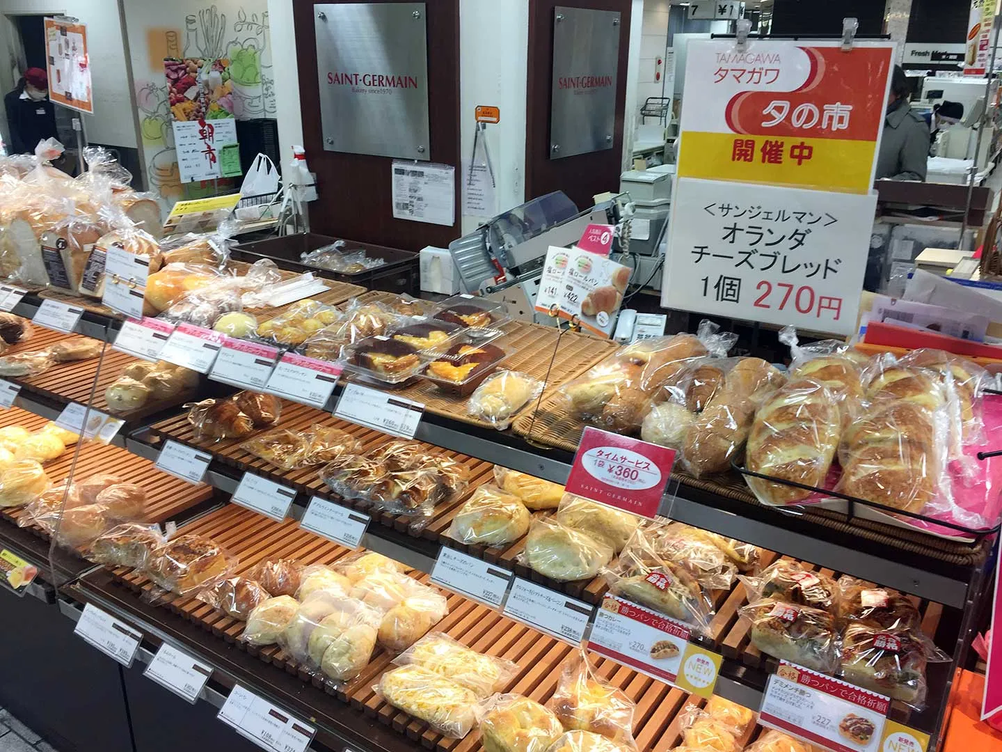 Vielfältige Lebensmittel in einer Auslage