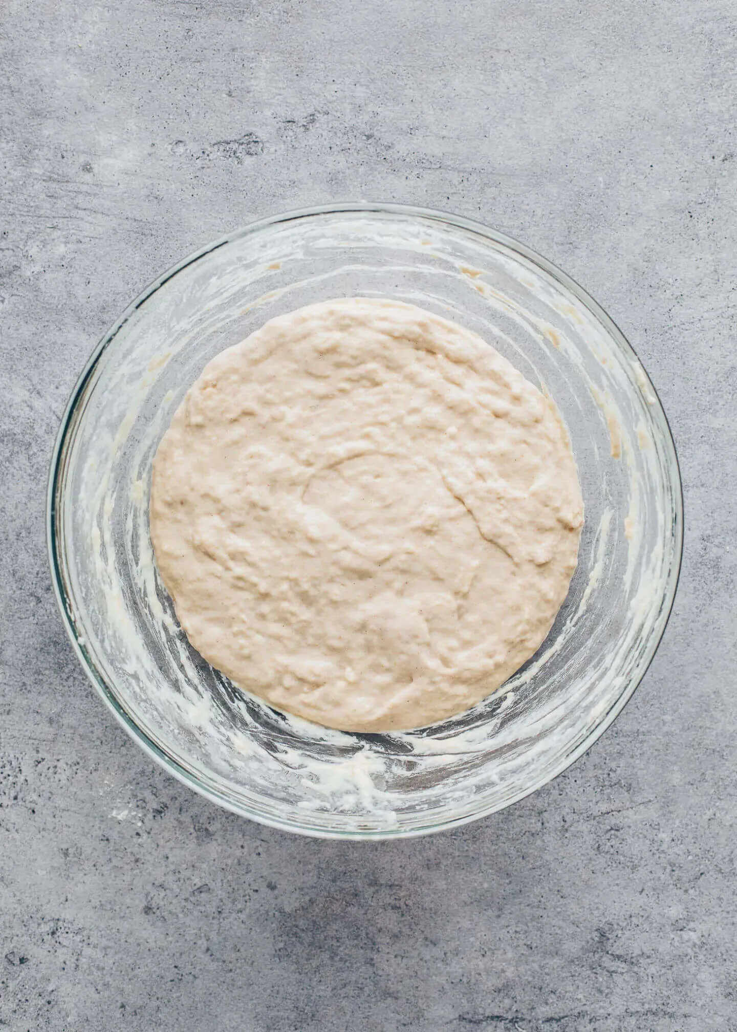 Vorbereitung des Teigs für Brot ohne Kneten