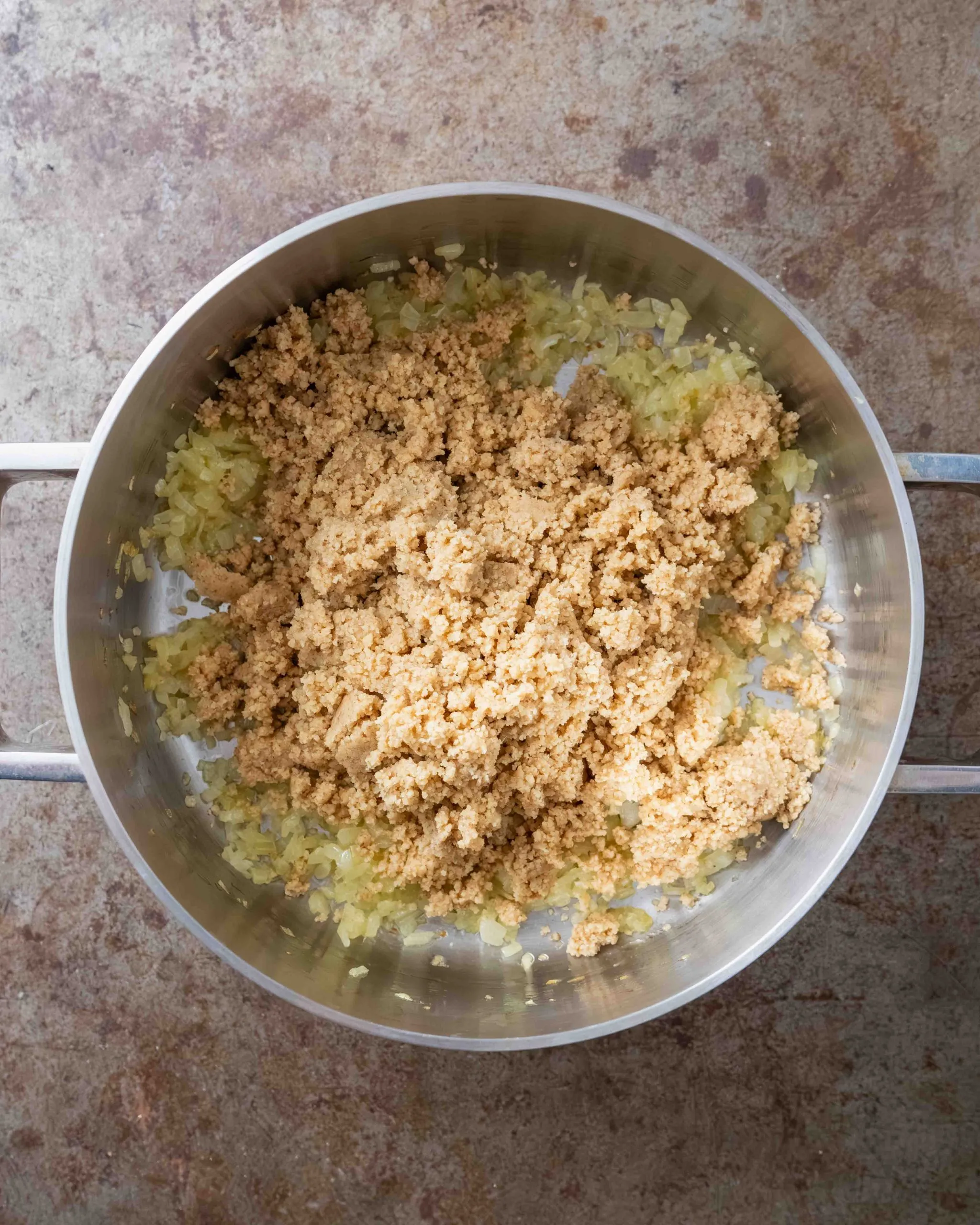 Walnusspaste zu den Zwiebeln geben