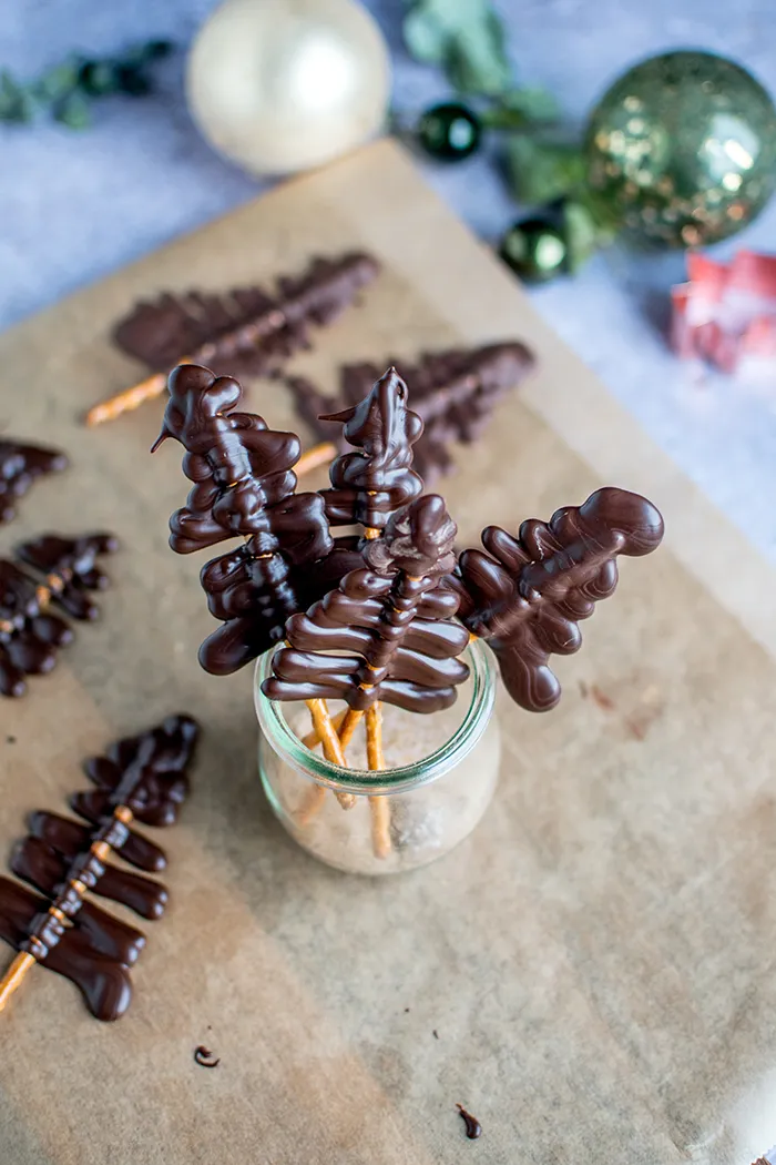 Weihnachtliche Dekorationen für die Torte