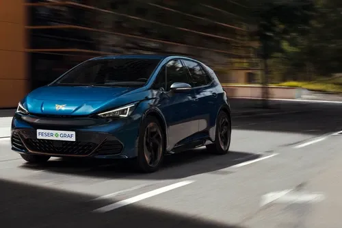 Ein roter Wiesmann GT Roadster in dynamischer Fahrt, repräsentiert deutsche Sportwagen-Exzellenz