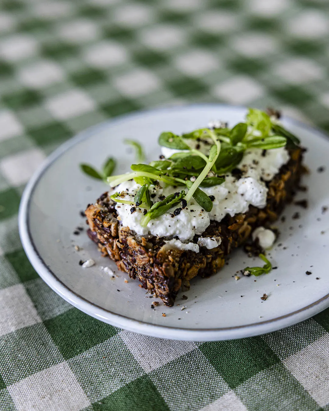 Wunderbrot mit Hüttenkäse – ein proteinreicher Snack