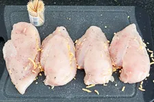 Zahnstocher zur Fixierung der Hähnchenbrust