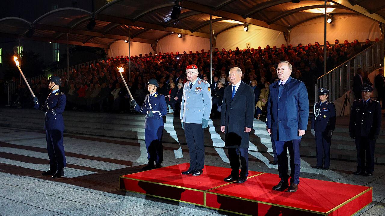 Der Große Zapfenstreich für Olaf Scholz im Bendlerblock, Berlin, als höchste militärische Ehre.