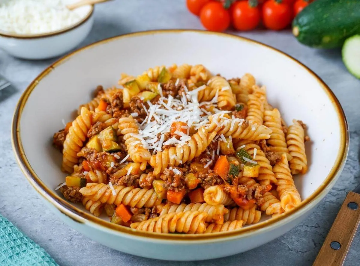 Zucchini-Bolognese mit Nudeln – schnell und einfach