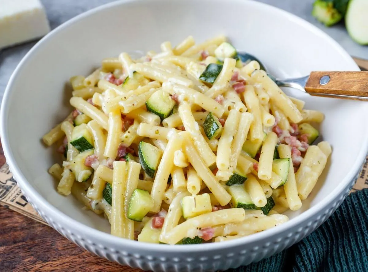 Zucchini-Schinkennudeln