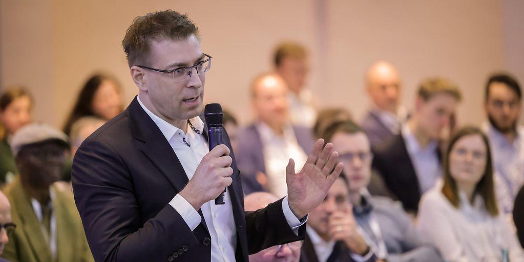 Experten diskutieren die Zukunft der deutschen Automobilindustrie, darunter Elektromobilität und autonomes Fahren