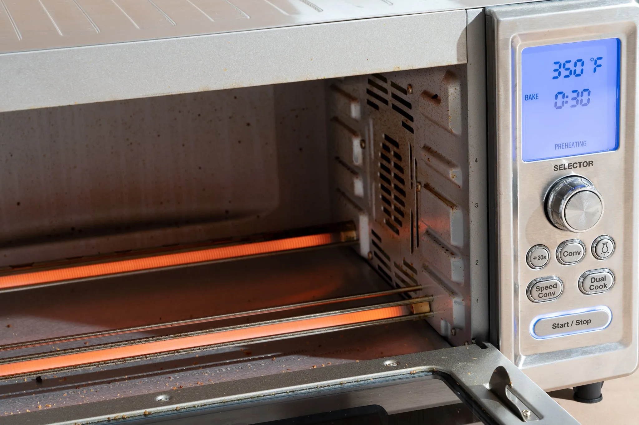 Zwei erhitzte Quarzelemente im Cuisinart Chef’s Convection Toaster Oven.
