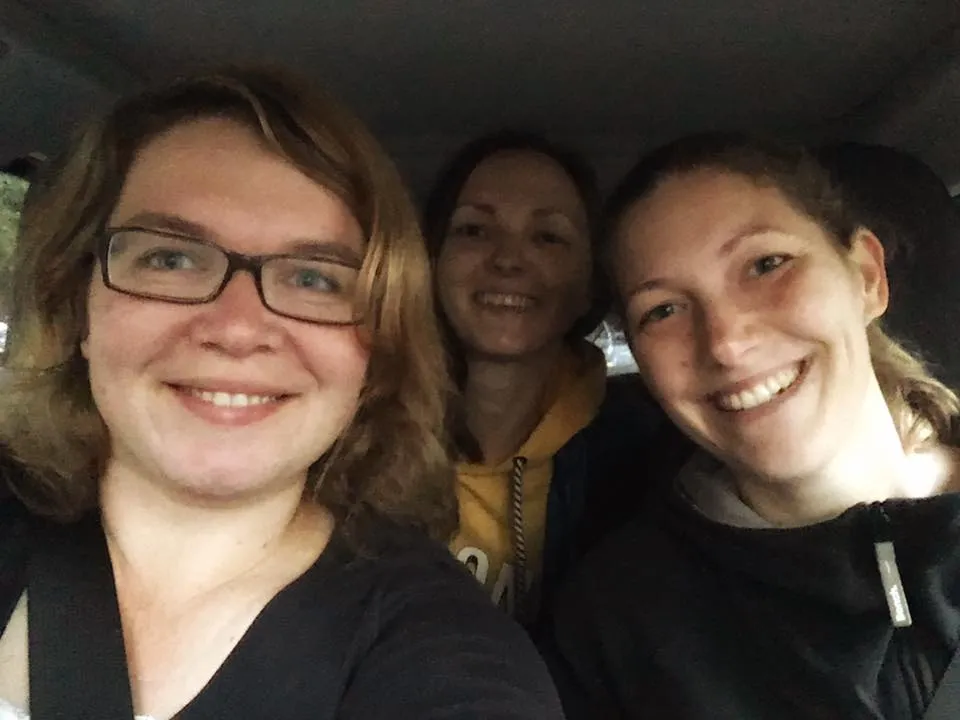 Zwei Freundinnen und die Autorin in Stockholm