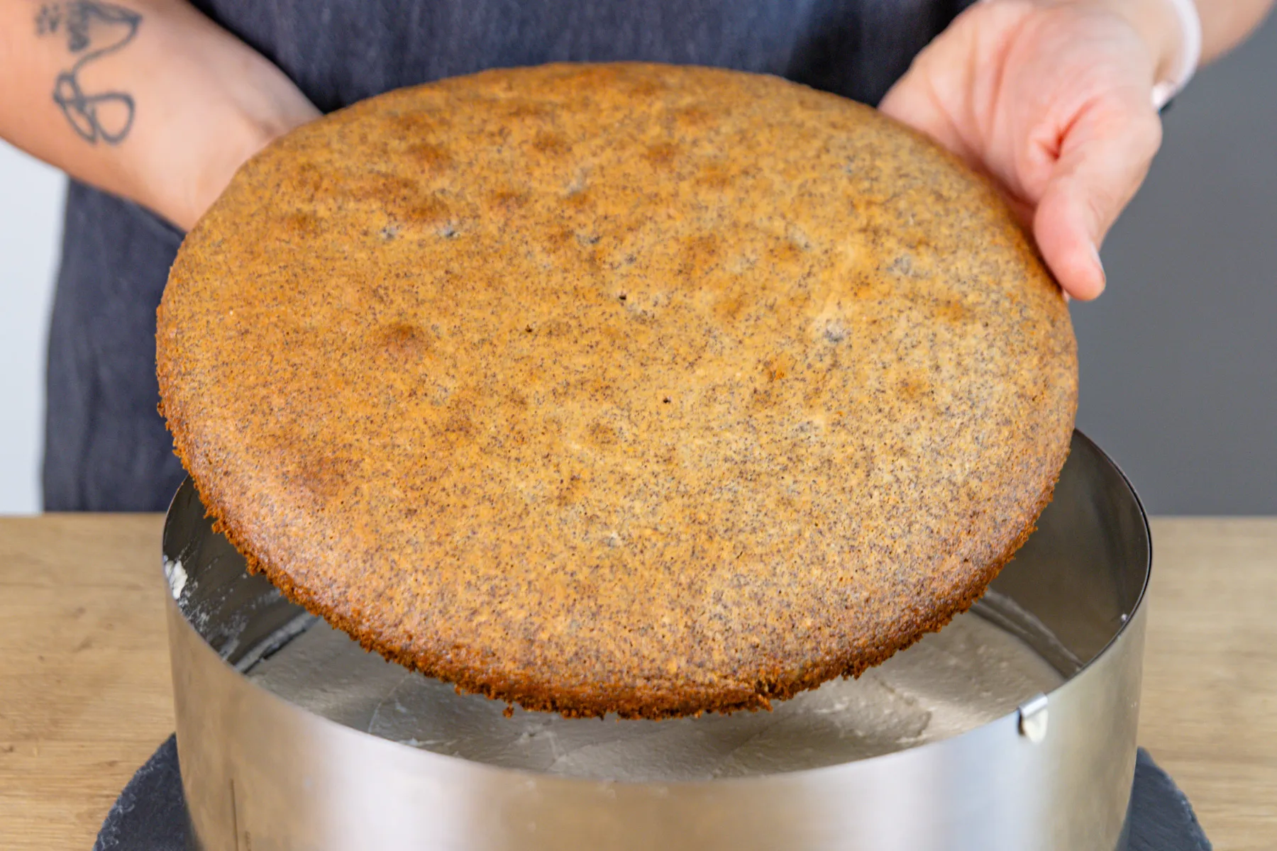 zweiten Tortenboden auflegen