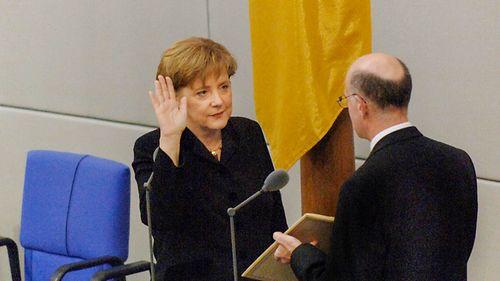 Angela Merkel spricht im Deutschen Bundestag über ihre Amtszeiten