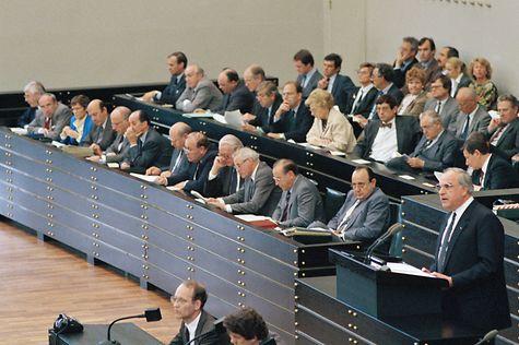 Angela Merkel am Rednerpult im Deutschen Bundestag, nachdenklicher Blick