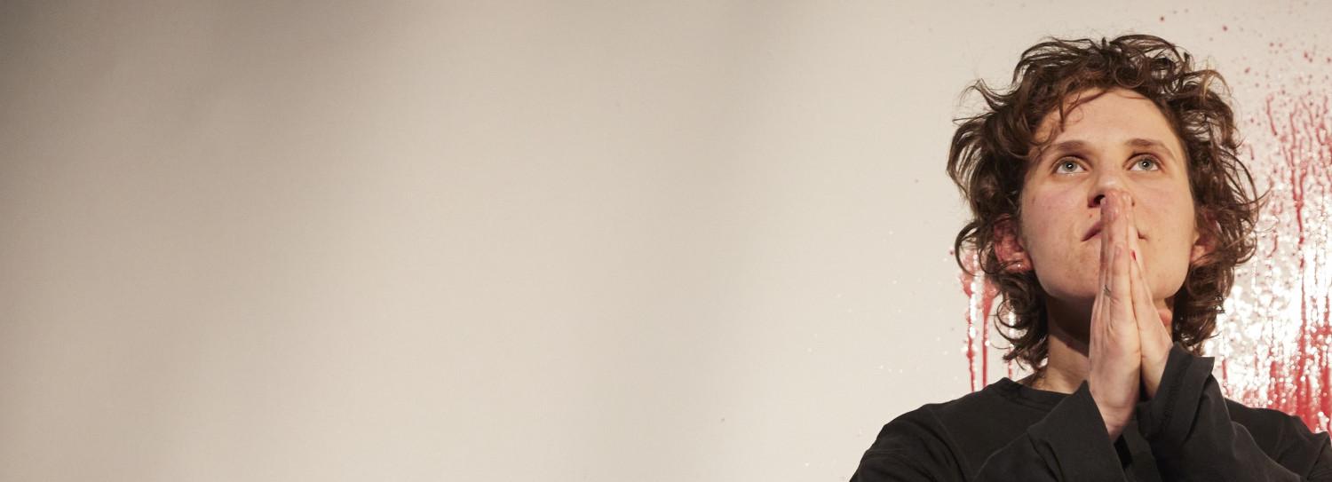 Junge Angela Merkel als aufstrebende Politikerin mit nachdenklichem Blick, dunkles Haar, Porträt im Stil der frühen 1990er Jahre.