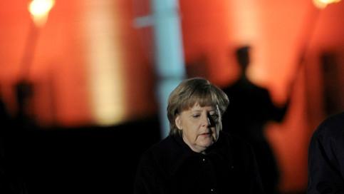 Angela Merkel hört beim Großen Zapfenstreich auf Musik