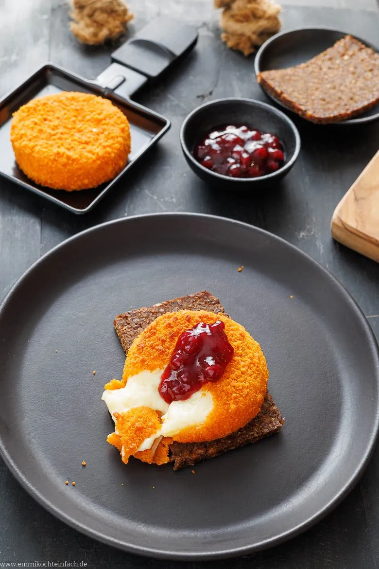 Cremiger Camembert mit Preiselbeeren