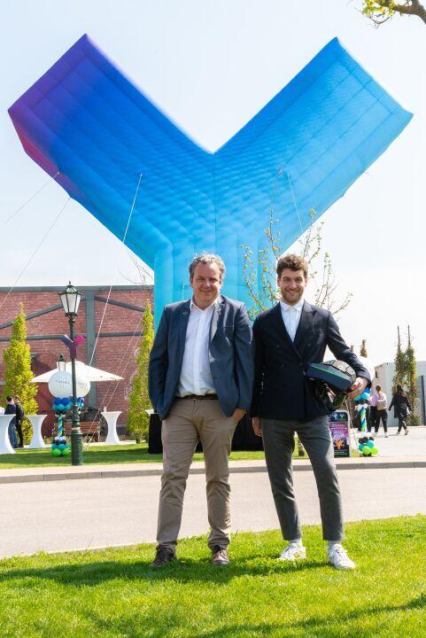 DJ Bobo live auf der Bühne in Leipzig, mit spektakulären Lichteffekten und Tänzern, die das Publikum begeistern.