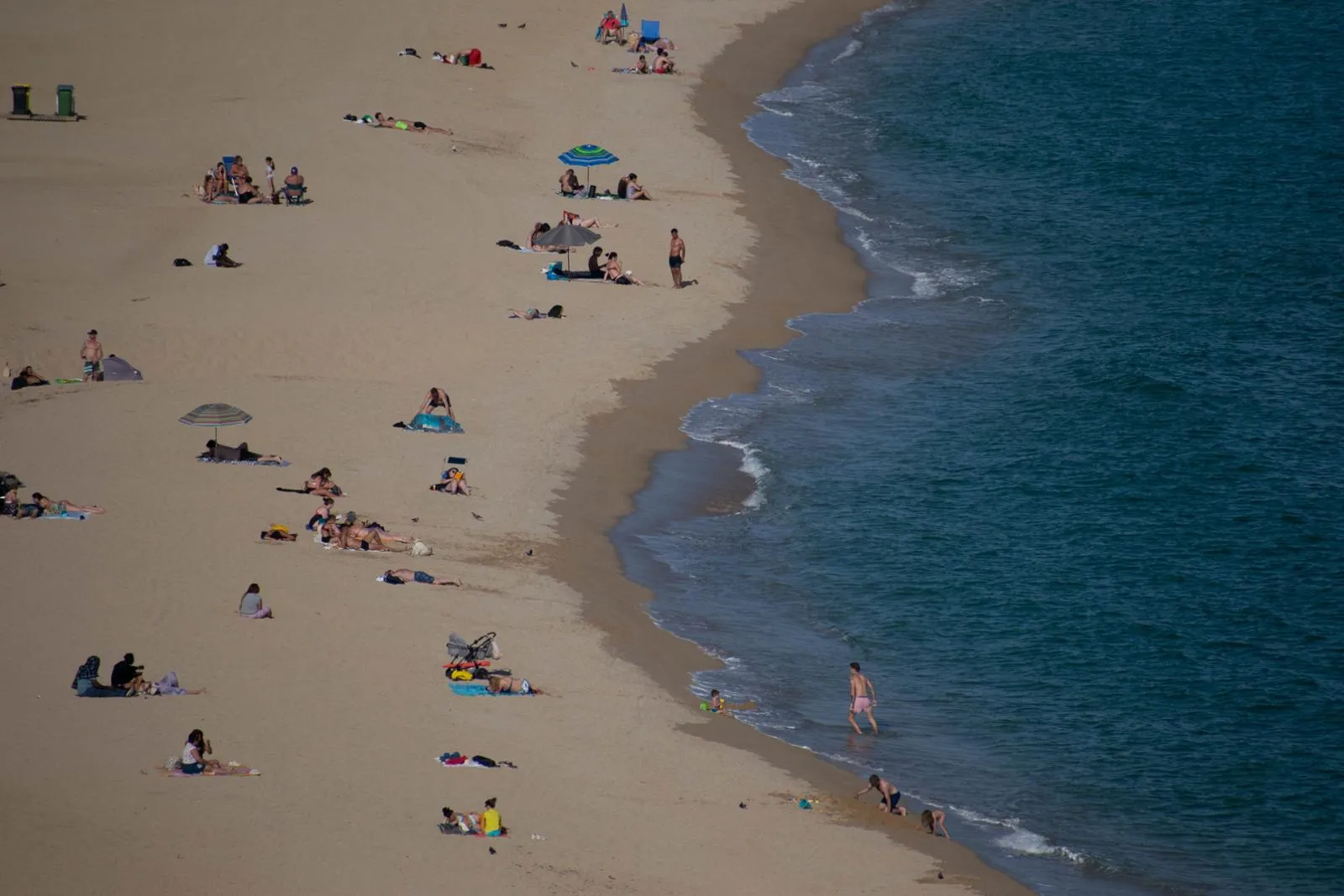 Ein sonniger Tag am Strand von Arenys de Mar, nahe Barcelona