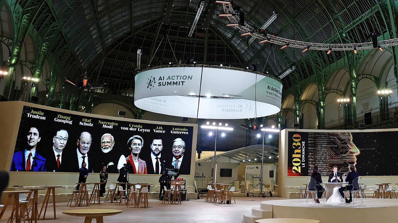 Elon Musk und Bundeskanzler Olaf Scholz im Gespräch während eines Treffens in Deutschland zur Diskussion über Technologie und Innovation