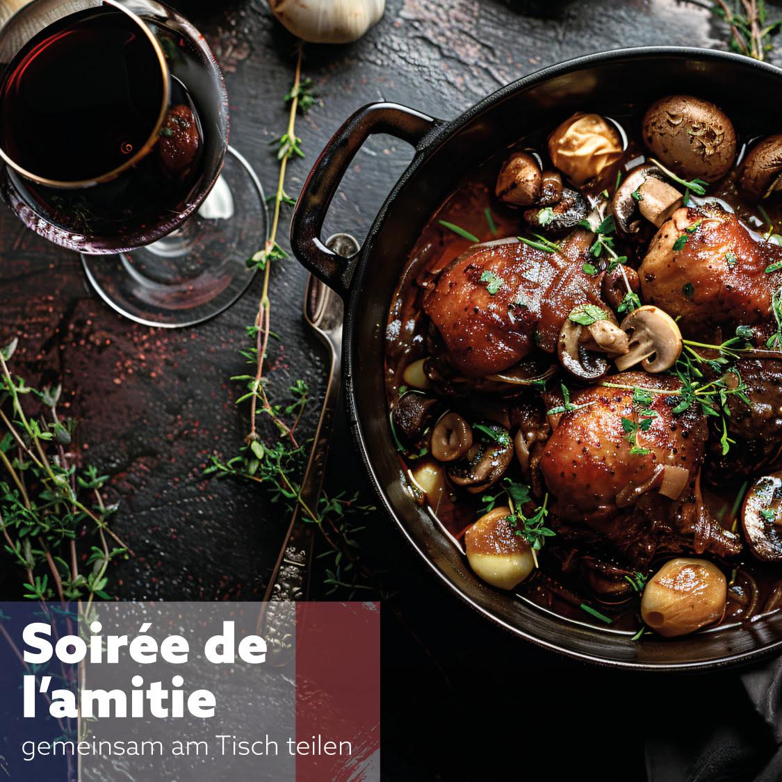 Deutsche Freunde teilen sich Coq au Vin und genießen ein gemeinsames Essen