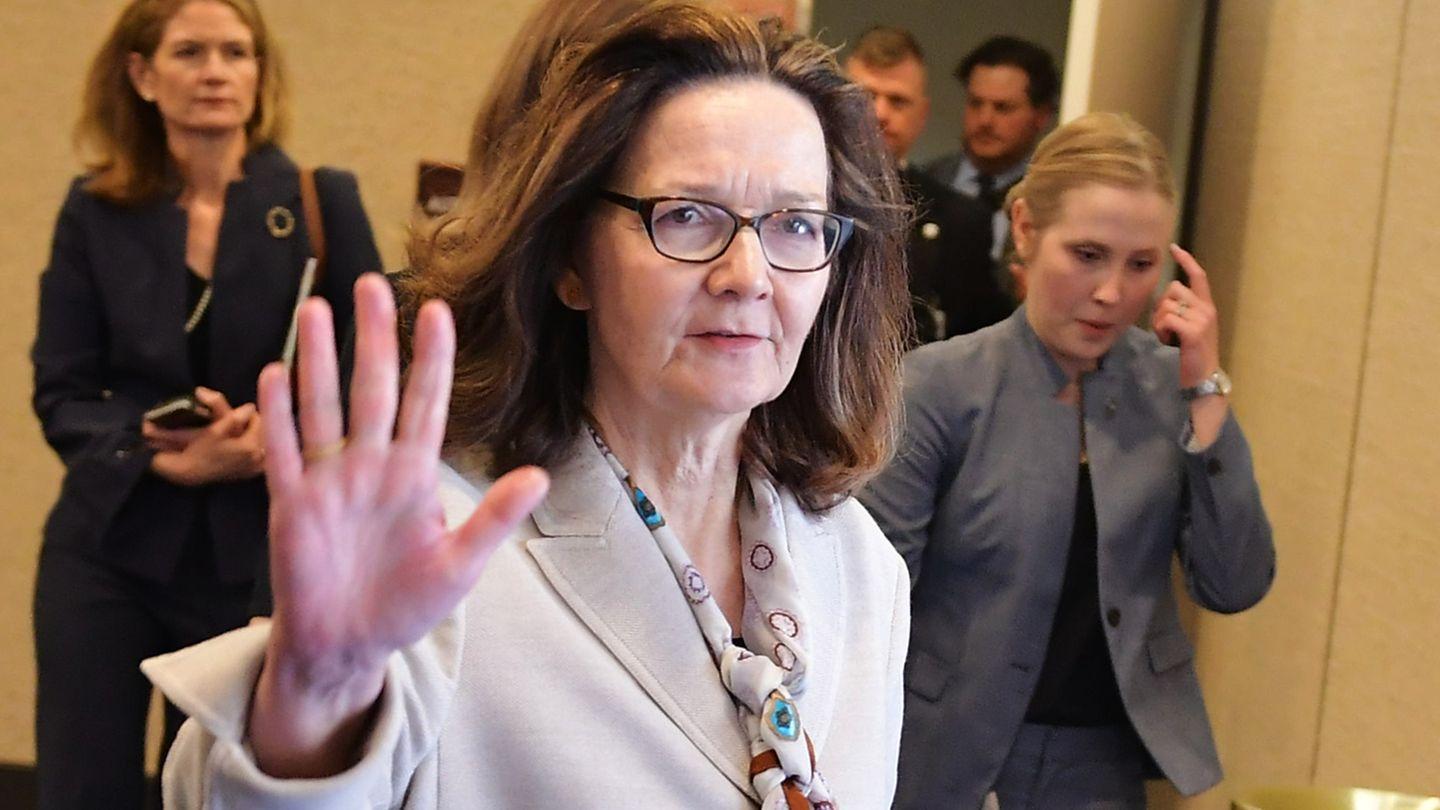 Porträts von Angela Merkel und Gina Haspel als Symbole weiblicher Führung in Politik und Geheimdienst
