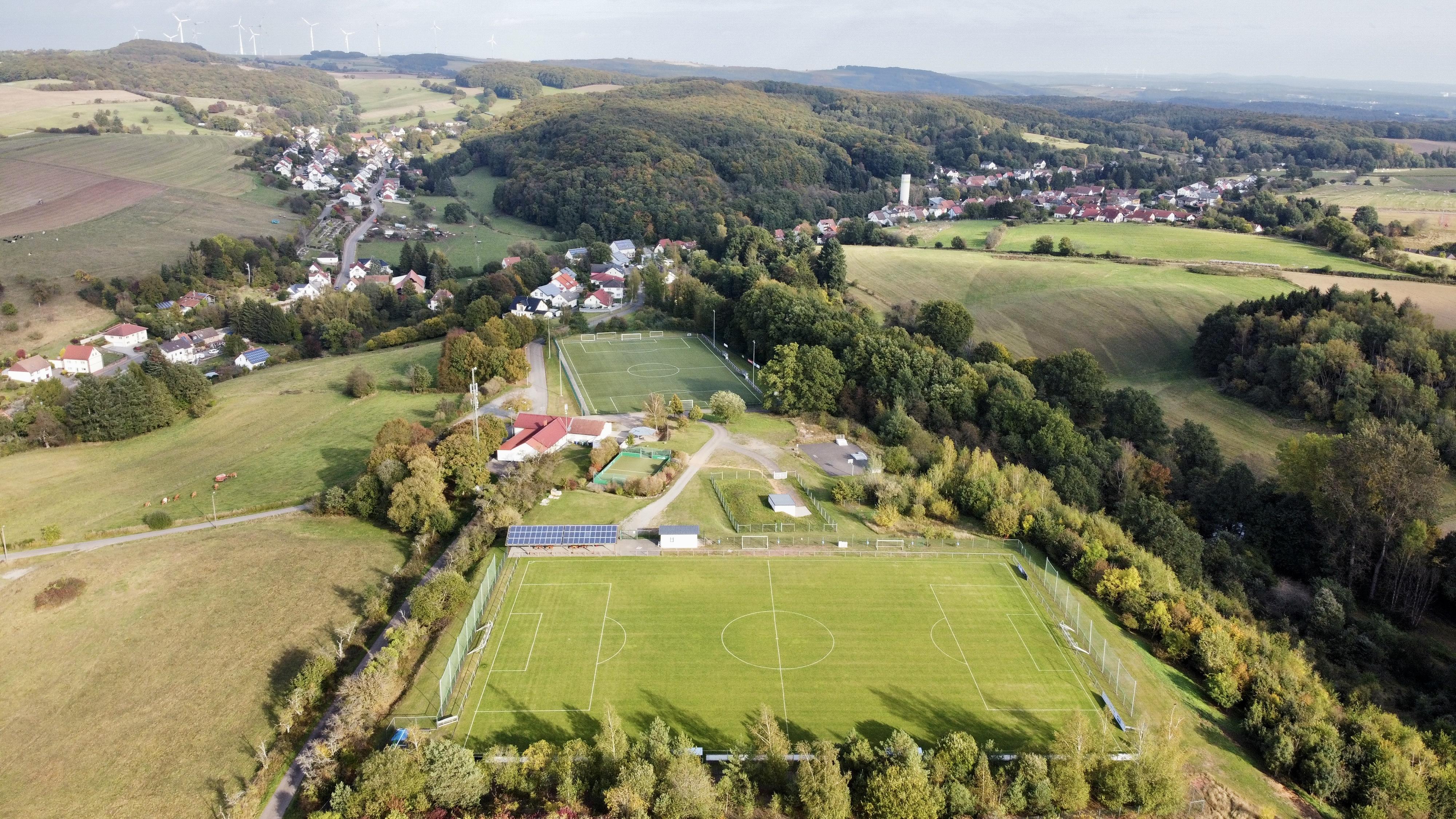 Manuel Neuer feiert ein gehaltenes Tor nach seiner Verletzung, voller Emotion und Entschlossenheit