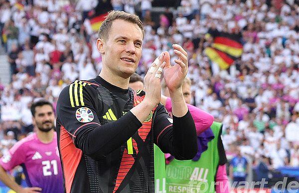Manuel Neuer beim Torwarttraining nach seiner Verletzung, fokussiert und entschlossen