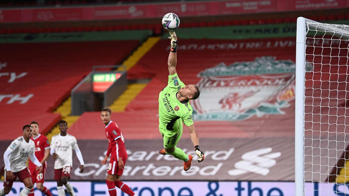 Manuel Neuer, die unangefochtene Nummer 1 im deutschen Fußball, pariert einen Ball.