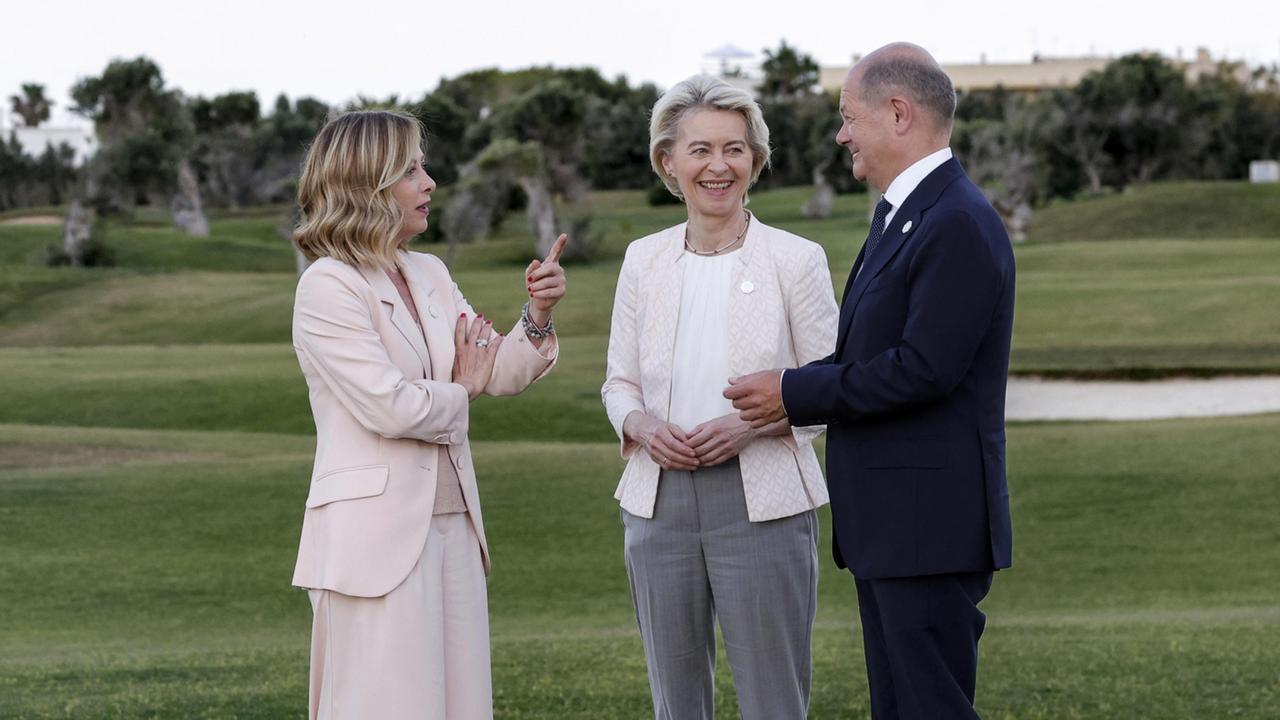 Olaf Scholz im Gespräch über die Zukunft Europas, symbolisch mit der Europaflagge im Hintergrund