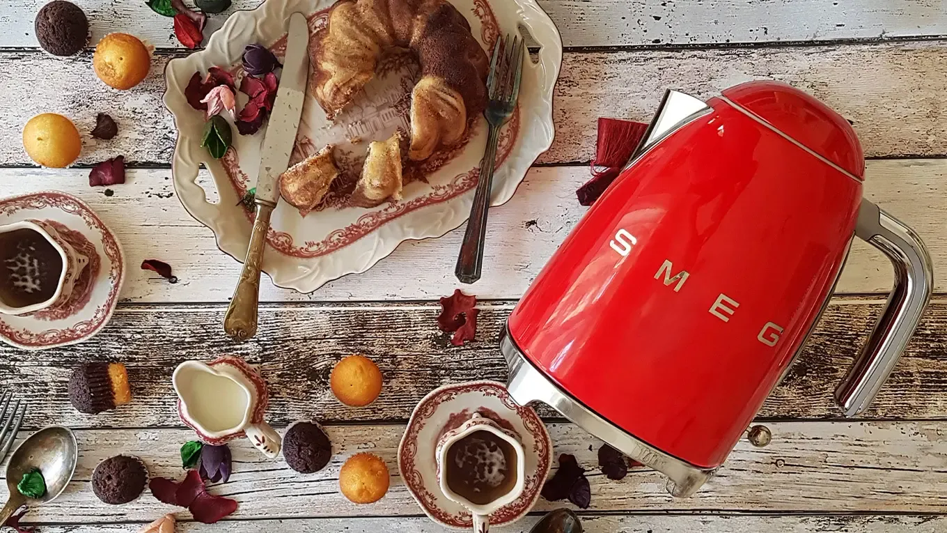 Roter Smeg Wasserkocher von oben