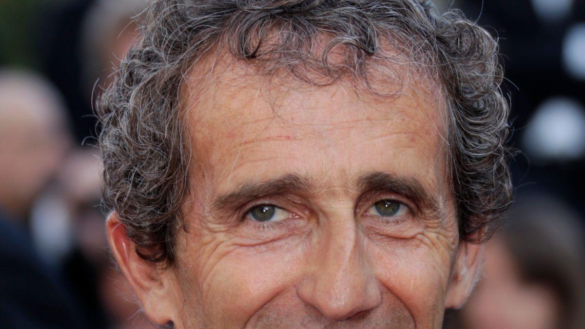 Sebastian Vettel feiert seinen ersten Formel-1-Weltmeistertitel mit Red Bull Racing, jubelnd im Cockpit seines Autos.