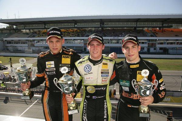 Sebastian Vettel im Kart, jung und fokussiert, symbolisiert den Beginn seiner Rennsportkarriere