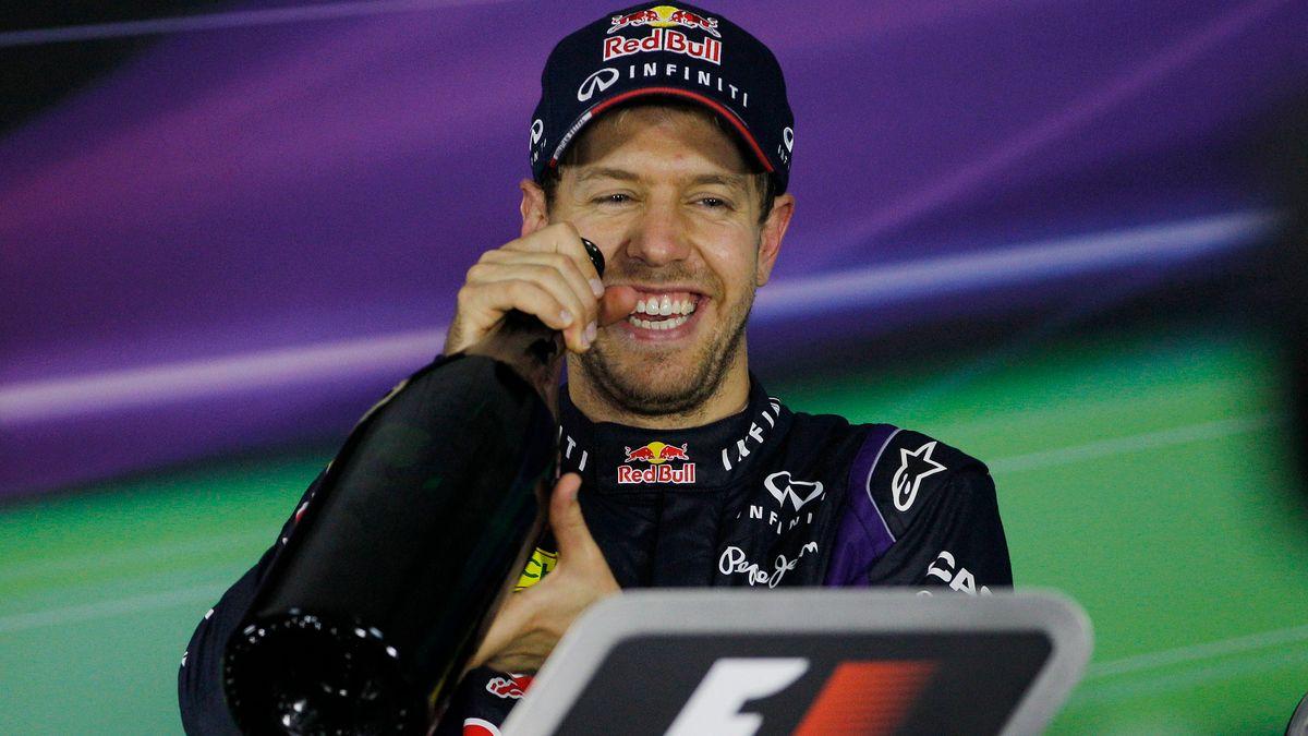 Sebastian Vettel feiert einen Sieg, trägt eine Red Bull Beanie und jubelt seinen Fans zu