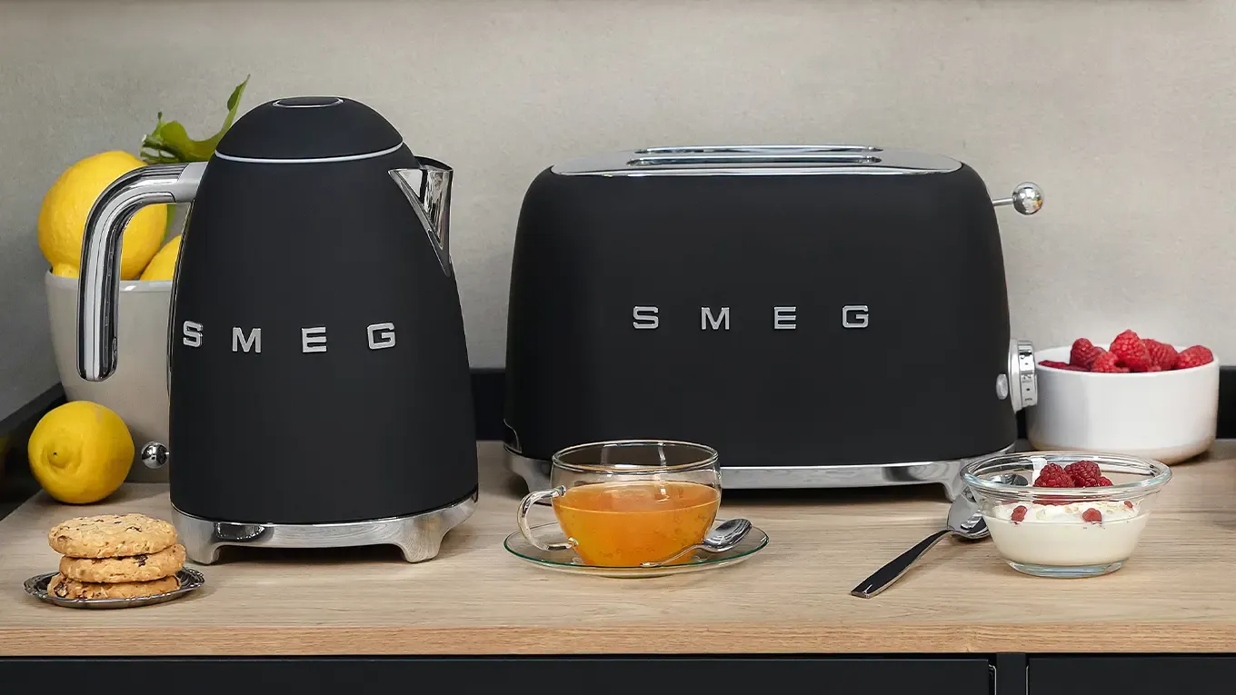 Smeg Wasserkocher und Toaster in Mattschwarz