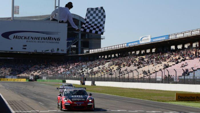 Thomas Müller feiert einen wichtigen Sieg mit seinem Team, strahlend und voller Freude.