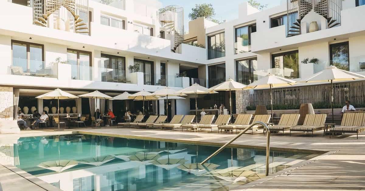 Til Schweiger entspannt auf seiner Finca auf Mallorca, umgeben von mediterraner Landschaft und luxuriösem Ambiente.