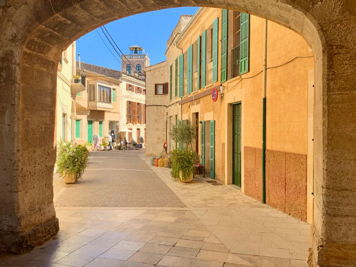 Til Schweigers Restaurant auf Mallorca, ein beliebter Treffpunkt für Einheimische und Touristen