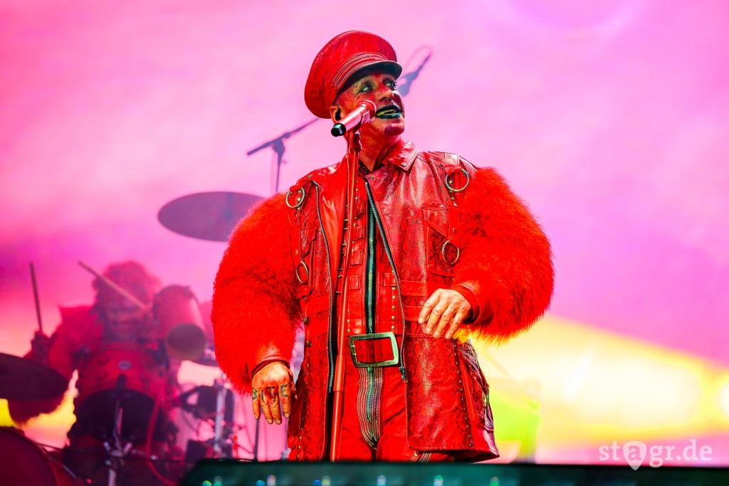 Till Lindemann in Aktion auf der Bühne, eine ikonische Darstellung seiner Bühnenpräsenz und Energie