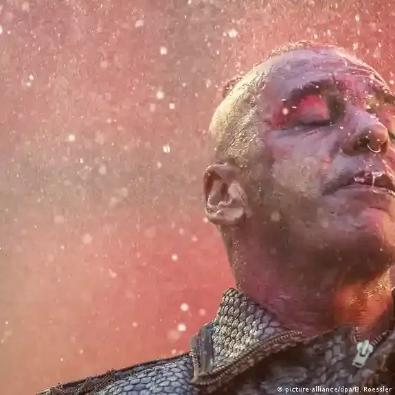 Till Lindemann in Aktion auf der Bühne mit Rammstein, Feuerwerk im Hintergrund