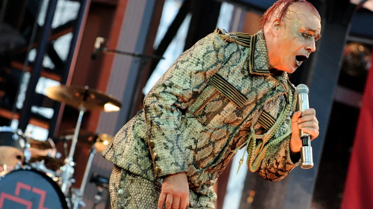 Luxuriöse Hotelsuite in München mit Blick auf die Stadt, inspiriert von Till Lindemanns Stil