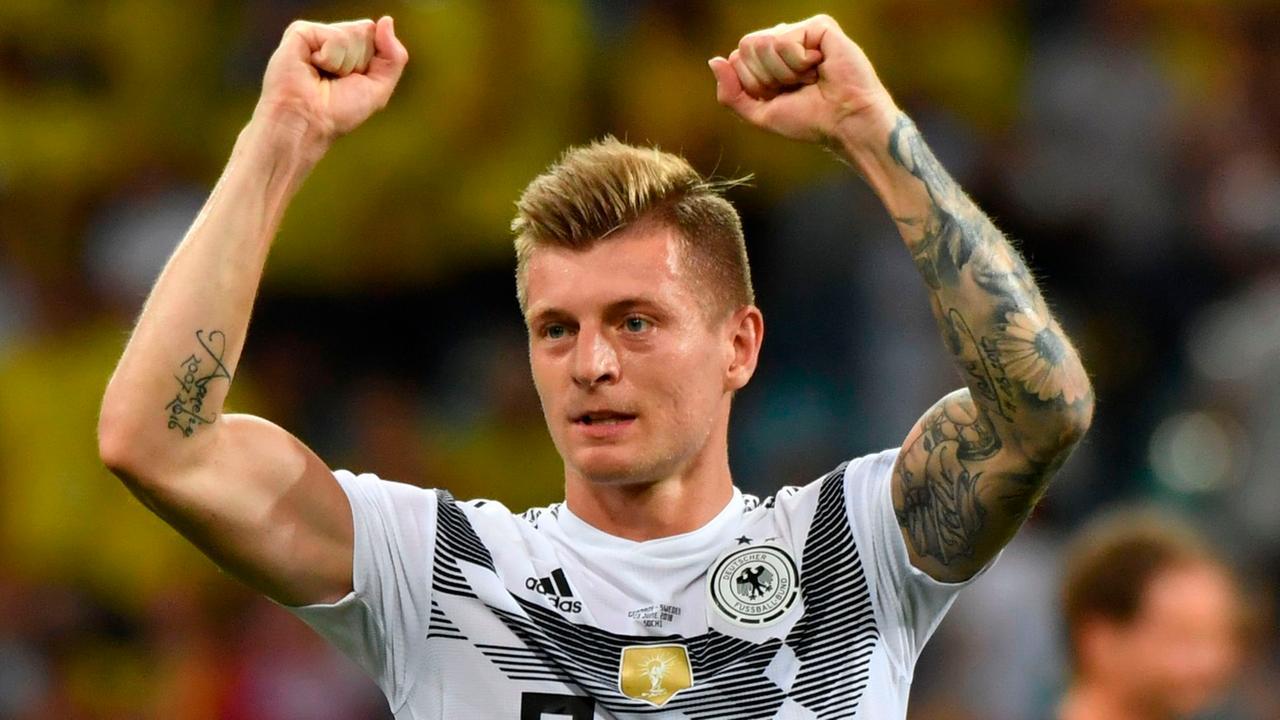 Toni Kroos jubelt mit der deutschen Nationalmannschaft nach einem Tor