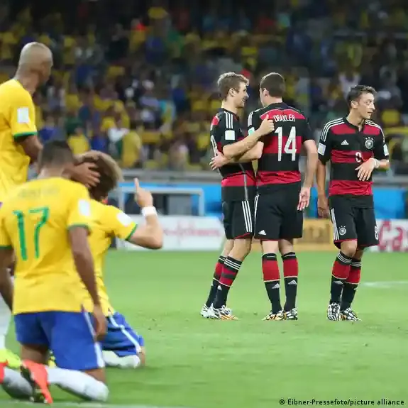 Toni Kroos und Manuel Neuer jubeln gemeinsam nach einem Sieg bei der Fußball-Weltmeisterschaft 2014 in Brasilien, Deutschland feiert den Titel