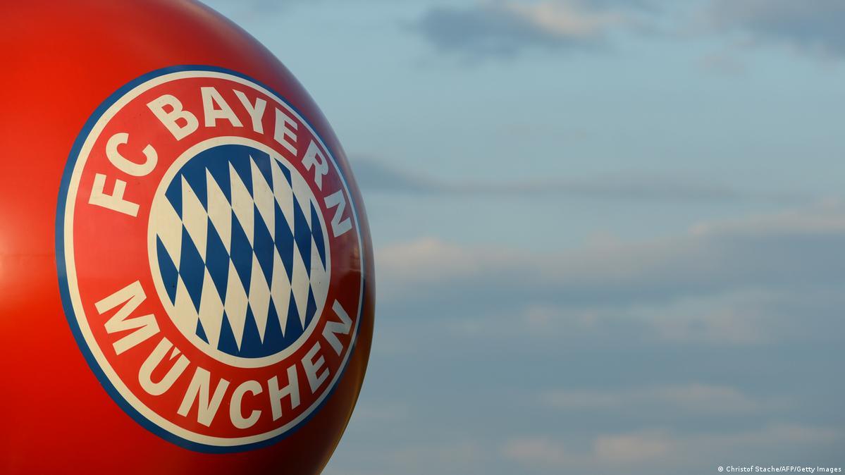 Toni Kroos feiert mit Real Madrid einen weiteren Titelgewinn, Trikot und Pokal im Fokus