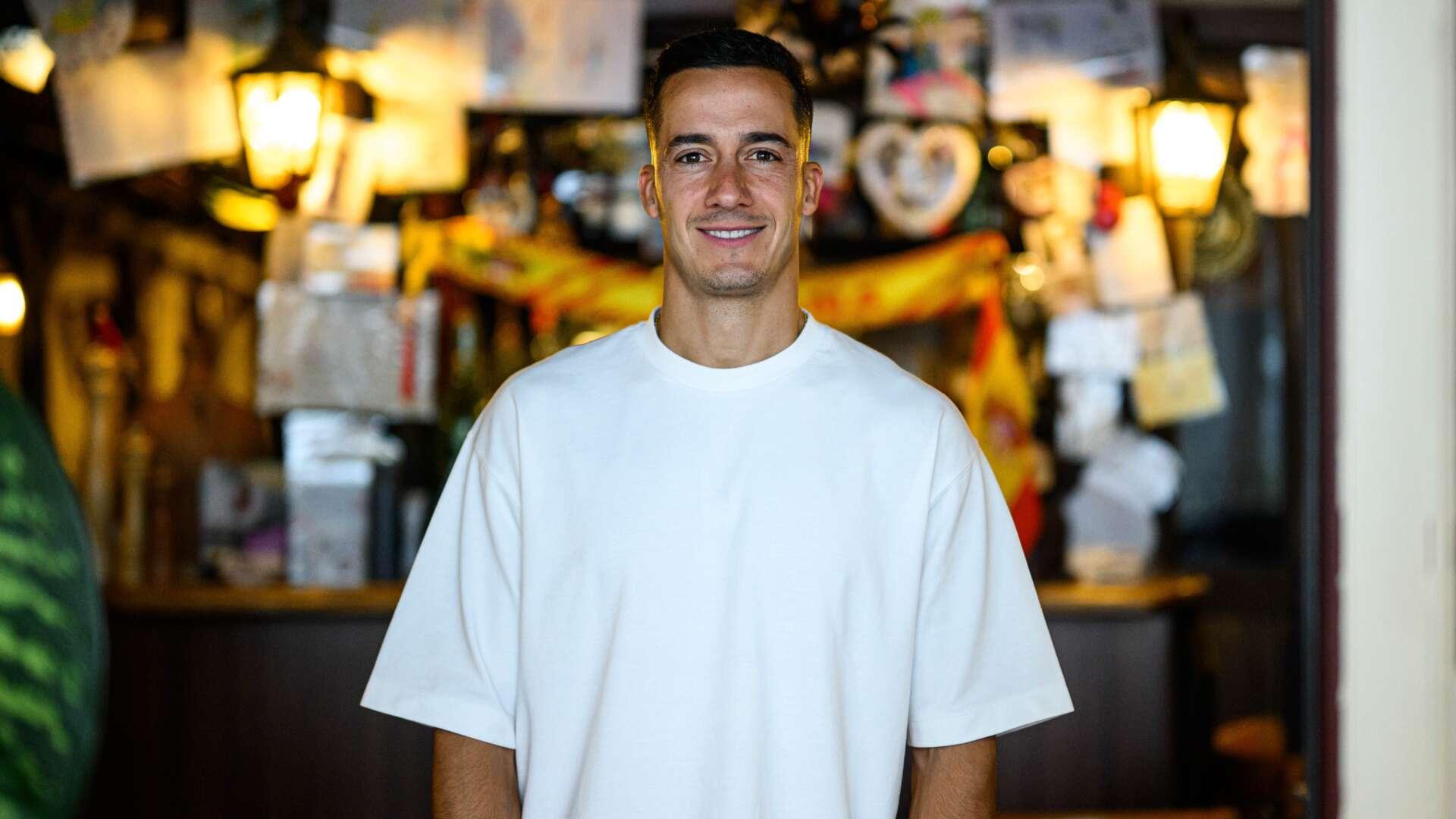 Toni Kroos jubelt mit der Champions League Trophäe, umgeben von Teamkollegen bei Real Madrid