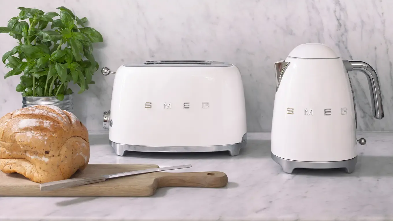 Weiße Smeg Wasserkocher und Toaster